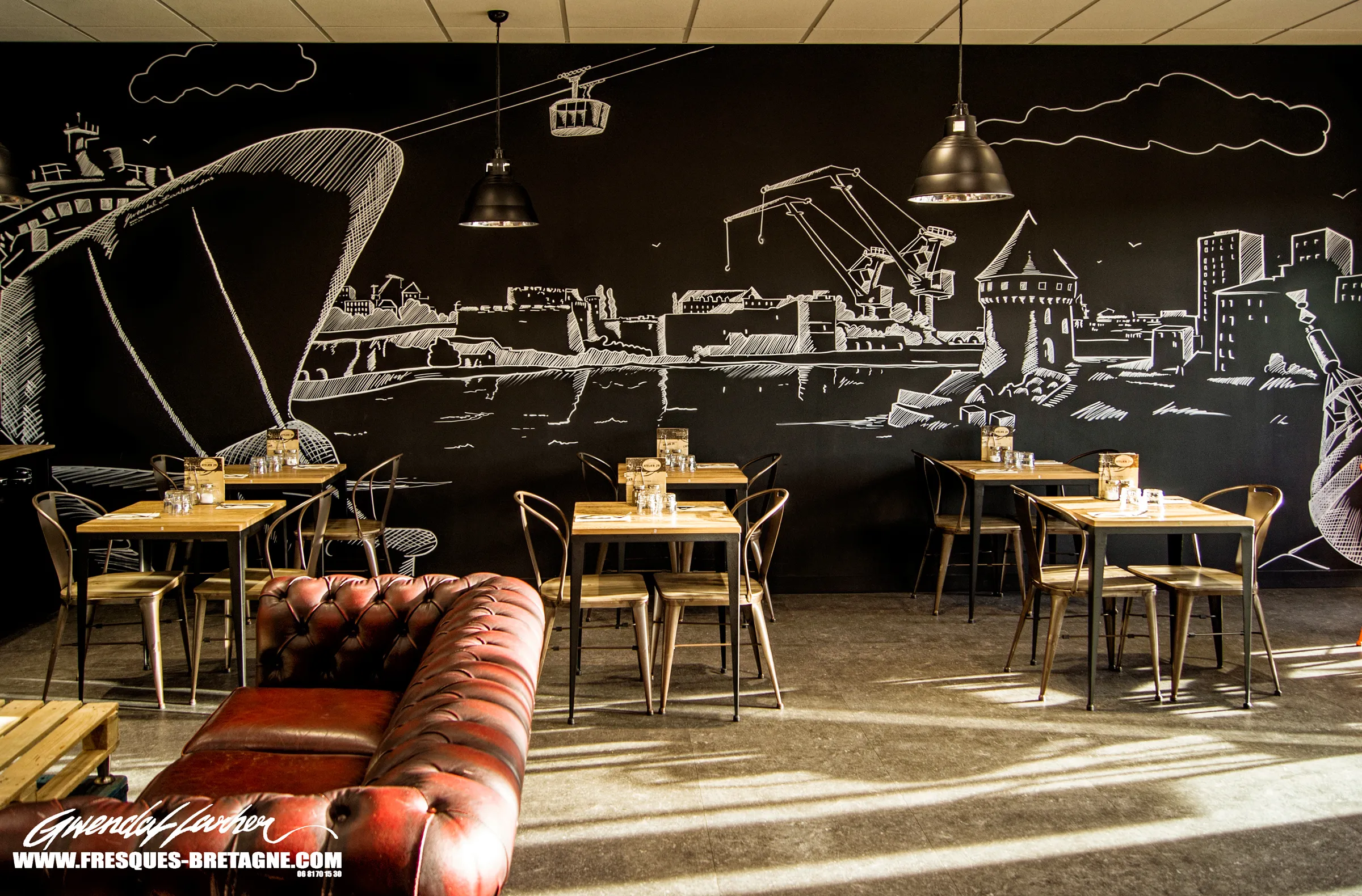 Dessin mural noir et blanc, décoration du mur de la salle d'un restaurant, à Brest.